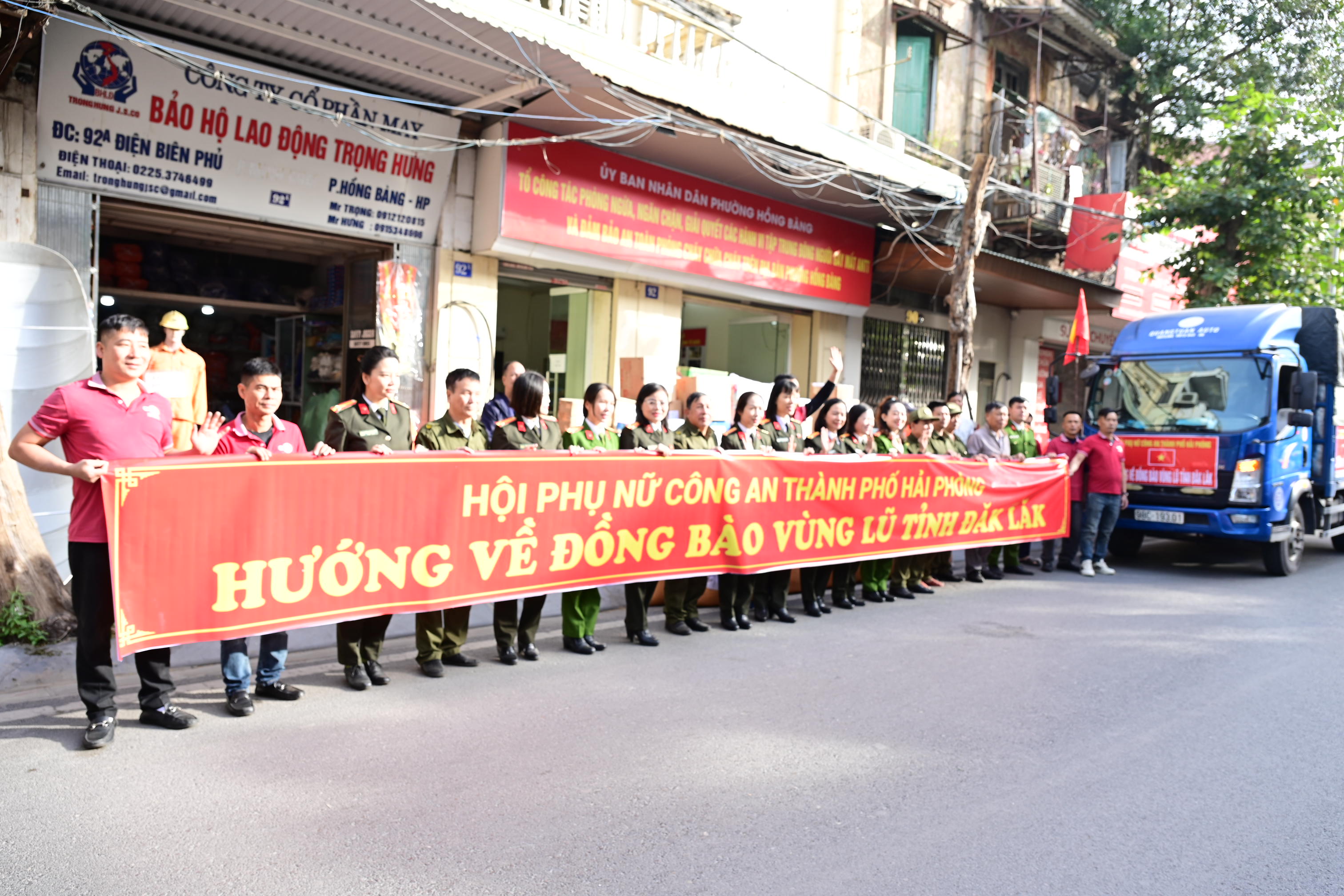 Hội Phụ nữ Công an thành phố Hải Phòng hỗ trợ đồng bào vùng lũ Đắk Lắk quà tặng hơn 800 triệu đồng